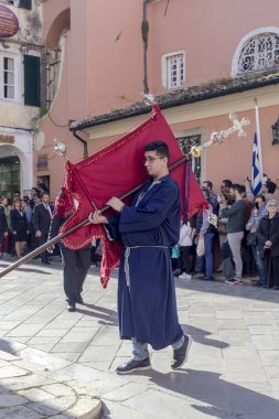 Paskalya 'da kentte geleneksel Yunan geçit töreni (Island Corf