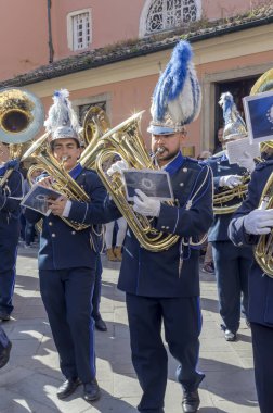 Paskalya 'da kentte geleneksel Yunan geçit töreni (Island Corf