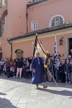 Paskalya 'da kentte geleneksel Yunan geçit töreni (Island Corf