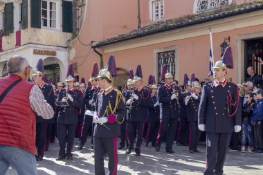 Paskalya 'da kentte geleneksel Yunan geçit töreni (Island Corf