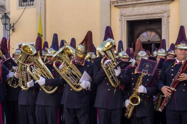 Paskalya 'da kentte geleneksel Yunan geçit töreni (Island Corf
