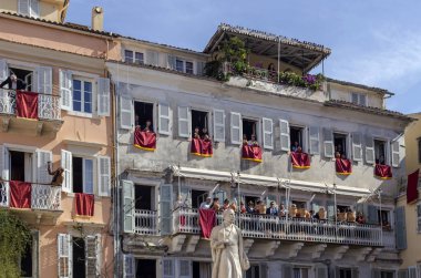 Paskalya 'da kentte geleneksel Yunan geçit töreni (Island Corf