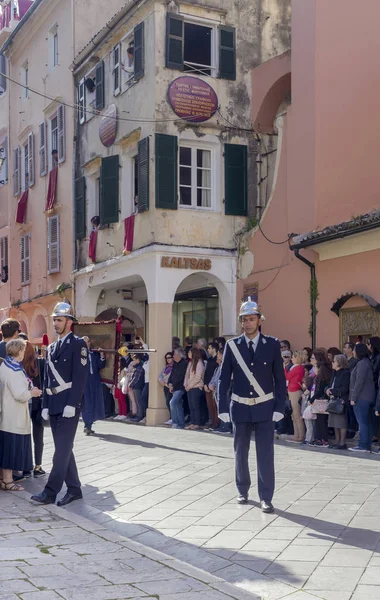 Procissão tradicional grega na cidade na Páscoa (Island Corf — Fotografia de Stock