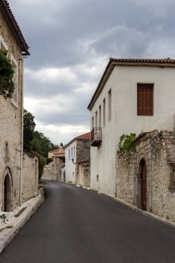Bir sonbahar günü Mystras (Yunanistan, Moreloponnese) köyünde eski, geleneksel, güzel, taştan kır evleri olan cadde