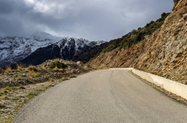Dağlarda kış. Dağlık bölgede (Yunanistan, Mora) bir kış, soğuk ve karlı bir günde