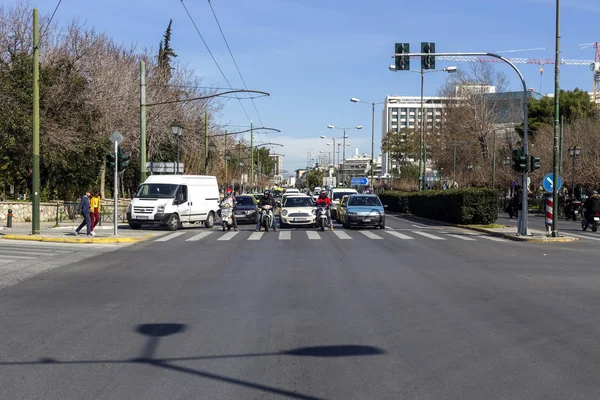 220 希腊雅典市 在阳光明媚的冬日里 君士坦丁堡大道 摩托车和人们在市中心的近景 — 图库照片