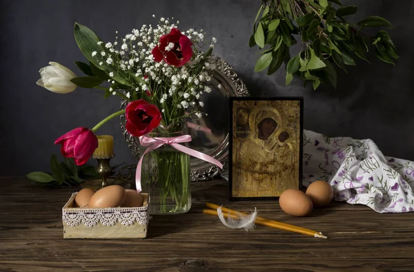 Die Osterkomposition Eier Rote Tulpen Ikone Und Kerzen Auf Holztisch — Stockfoto