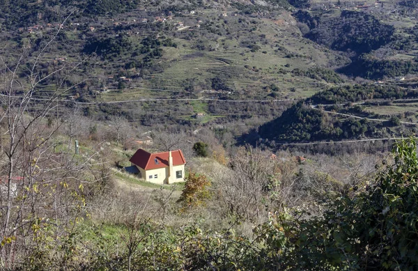 Mały Komfortowy Żółty Dom Wsi Górach Zimie Słoneczny Dzień Grecja — Zdjęcie stockowe