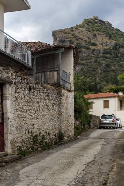 Dağdaki açık hava müzesi. Güneşli bir sonbahar gününde Sparta kenti yakınlarındaki ortaçağ, Bizans şehri Mystras (parçalar) (Yunanistan, Mora))