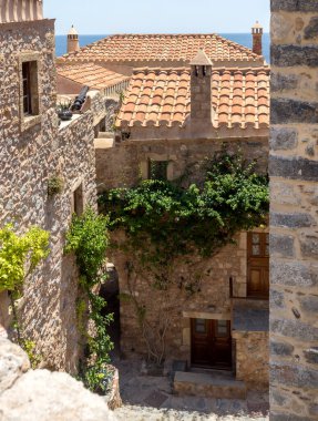 Güneşli bir yaz gününde küçük bir adada Monemvasia (Laconia, Yunanistan, Moreloponnese) kalesinin küçük caddesinin manzarası