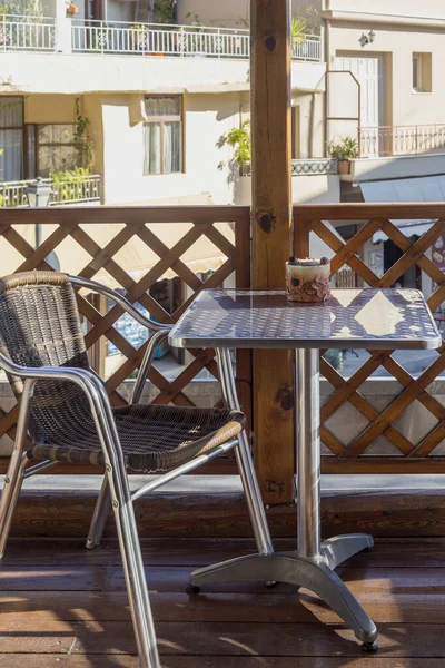 木製のバルコニー テーブル 日当たりの良い春の日に通りの一部のビュー — ストック写真