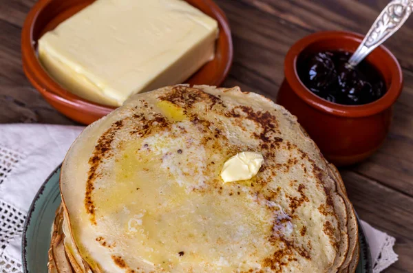 Cocina Nacional Rusa Montón Panqueques Frescos Calientes Horneados Con Mantequilla —  Fotos de Stock