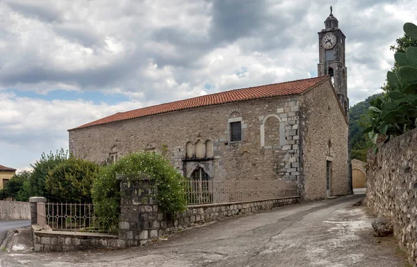 Una Pequeña Iglesia Cristiana Ortodoxa Piedra Las Montañas Soleado Día — Foto de Stock