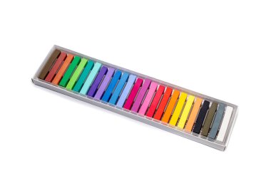 Beyaz arka planda parlak, profesyonel, çok renkli, kuru pasteller.