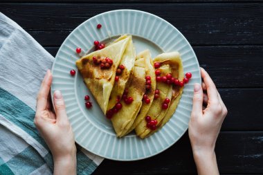 Kırmızı böğürtlenli krepler tabakta yakın plan..