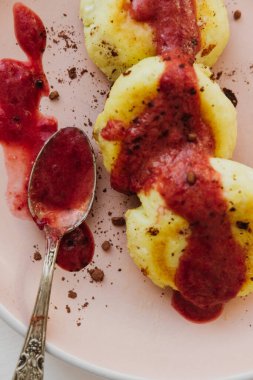 Çilek reçeliyle kaplanmış süzme peynirli krep..