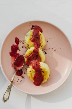 Çilek reçeliyle kaplanmış süzme peynirli krep..