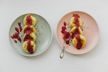 Çilek reçeliyle kaplanmış süzme peynirli krep..