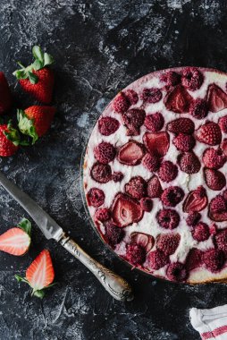 Çilekli ve böğürtlenli cheesecake.. 