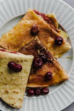 Kirazlı krep ve bal yakın plan..