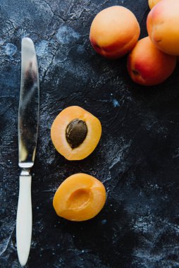 Kayısı, arka planda bir bıçağın yanındaki kesikte..