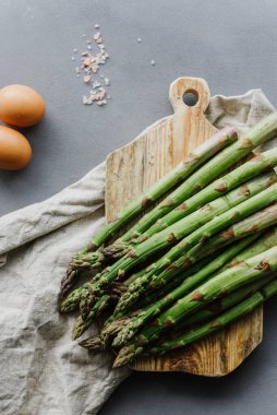 Ahşap kesim tahtasında kuşkonmaz..