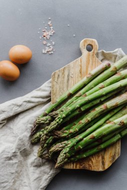 Ahşap kesim tahtasında kuşkonmaz..