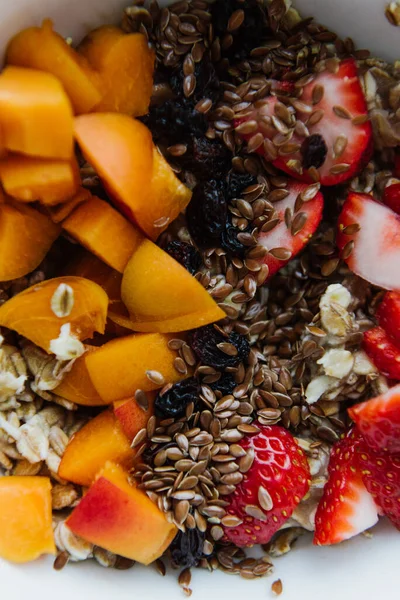 Gachas Avena Con Fresas Albaricoques Semillas Lino Cerca — Foto de Stock