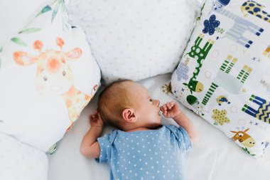 Yeni doğmuş erkek bebek beşiğinde, yakın plan.