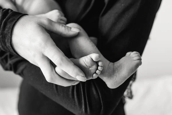 Las Piernas Recién Nacido Las Manos Mamá Cerca Foto Blanco —  Fotos de Stock