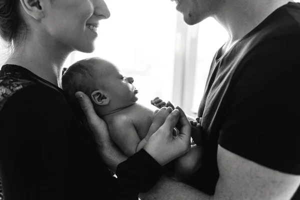 Young Parents Hold Newborn Arms Close Newborn Arms Parents — Stock Photo, Image