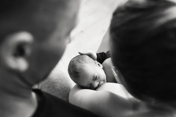 Young Beautiful Mother Breastfeeds Newborn Next Dad Black White Photo — Stock Photo, Image