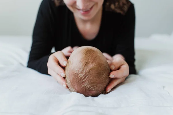Jovem Mãe Abraça Recém Nascido Cama Close Cabeça Recém Nascido — Fotografia de Stock