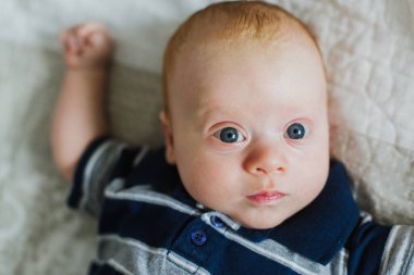 Bebek kameraya bakıyor..