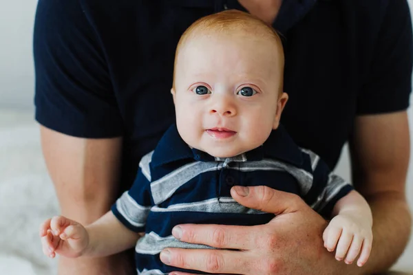 Pai Segura Bebê Seus Braços Bebê Olha Para Câmera — Fotografia de Stock