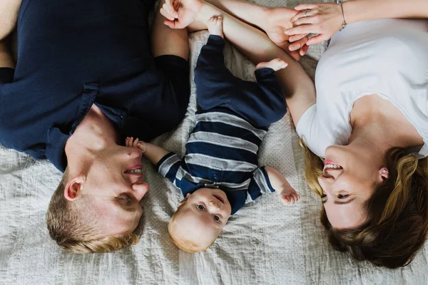 Pais Jovens Deitam Cama Olham Sorriem Para Bebê — Fotografia de Stock