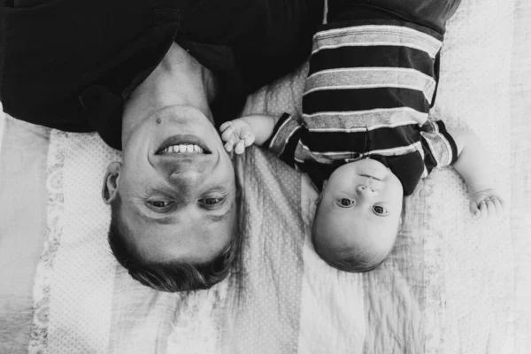 Pai Bebê Estão Sorrindo Olhando Para Câmera Enquanto Deitados Cama — Fotografia de Stock