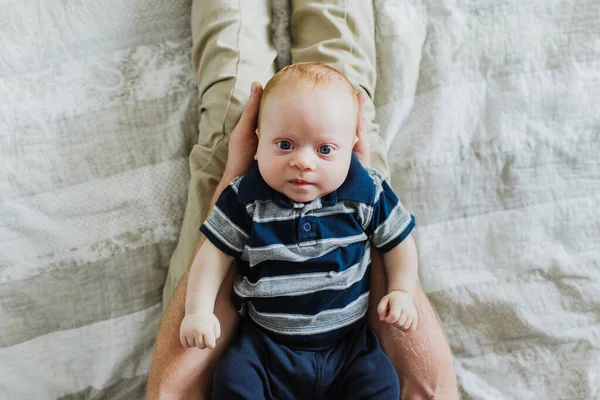 Bebê Fica Com Mãe Olha Para Câmera — Fotografia de Stock