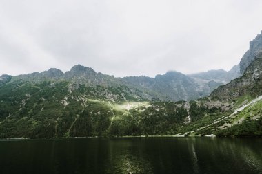Dağların güzel manzarası ve güneşli havada göl..