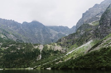 Dağların güzel manzarası ve güneşli havada göl..