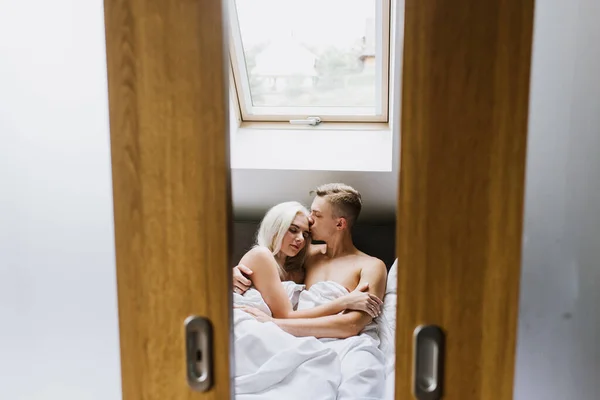 Young Man Woman Kiss Hug Bed — Stock Photo, Image
