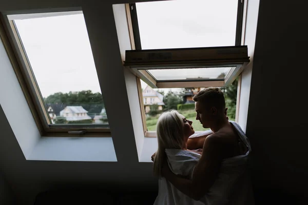 Joven Hombre Mujer Abrazan Besan Sábanas Cerca Ventana Hombre Una —  Fotos de Stock