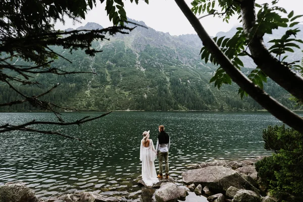 Bela Noiva Vestido Boho Chapéu Abraço Noivo Ficar Perto Lago — Fotografia de Stock