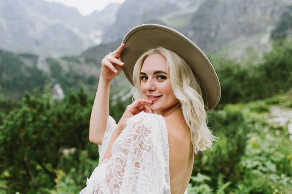 Krásná Nevěsta Šatech Klobouku Úsměvem Horách Jezera Krásná Nevěsta Usmívá — Stock fotografie