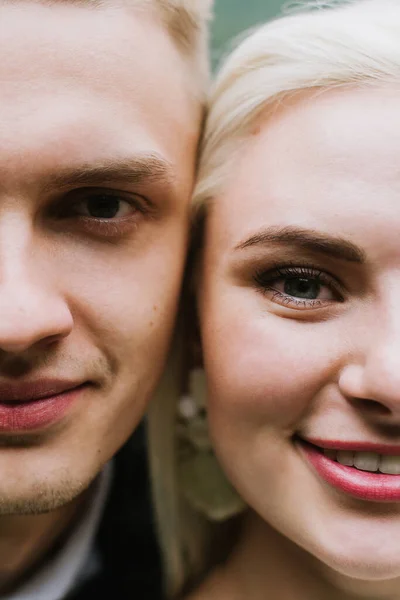 Schöne Frau Und Mann Blicken Die Kamera Und Lächeln Nahaufnahme — Stockfoto