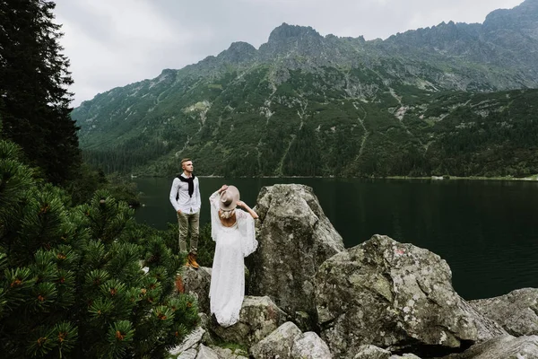 Piękna Panna Młoda Boho Sukience Pan Młody Stoją Kamieniach Pobliżu — Zdjęcie stockowe