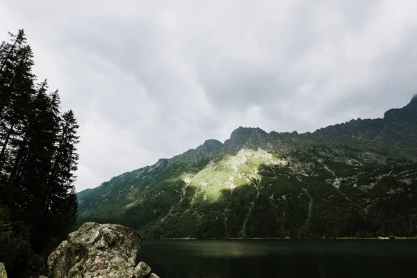 阳光普照的高山和湖泊美景 — 图库照片