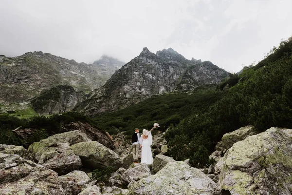 Bella Sposa Abito Stile Boho Cappello Sposo Sono Piedi Pietre — Foto Stock