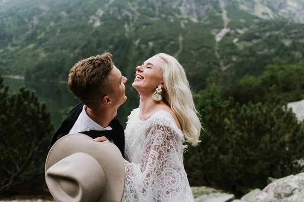 Belle Mariée Dans Une Robe Style Boho Chapeau Marié Câlin — Photo