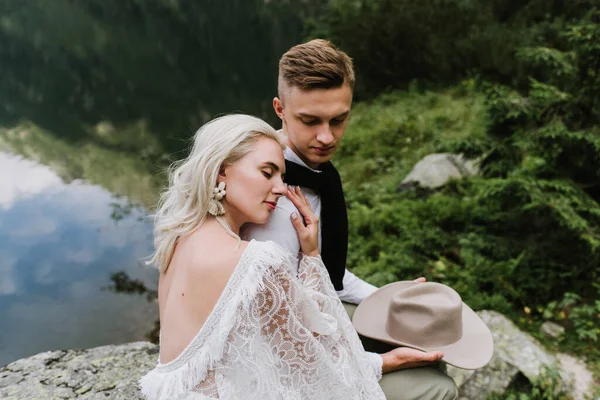 Schöne Braut Einem Boho Stil Kleid Hut Und Bräutigam Sitzen — Stockfoto